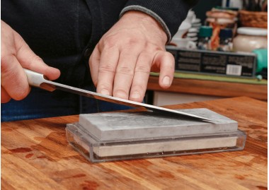 Jak dbać o noże ze stali nierdzewnej, aby dłużej zachowały swoją ostrość?